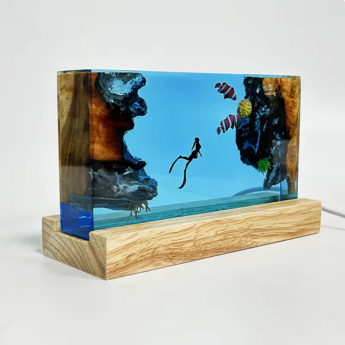 Gerätetaucher und Fisch Harz Lampe